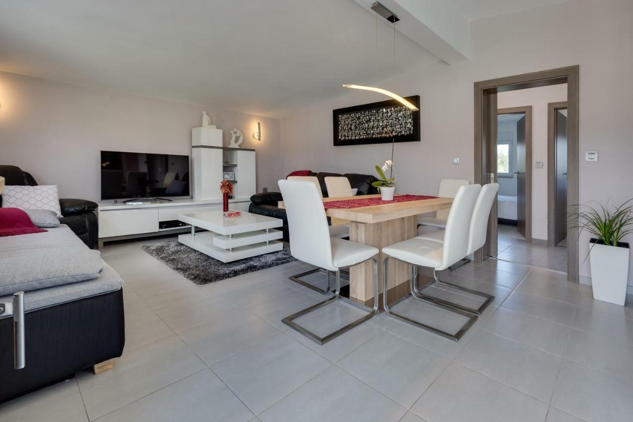 Modern And Spacious Apartment Бибинє Екстер'єр фото